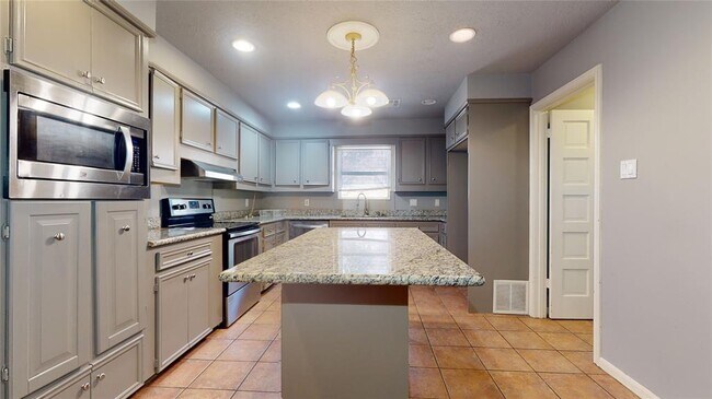 Building Photo - 12618 Misty Valley Dr