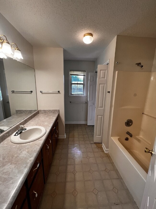 Building Photo - Home For Rent