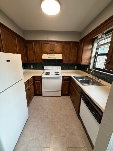 Building Photo - 2125 Beaumont Dr
