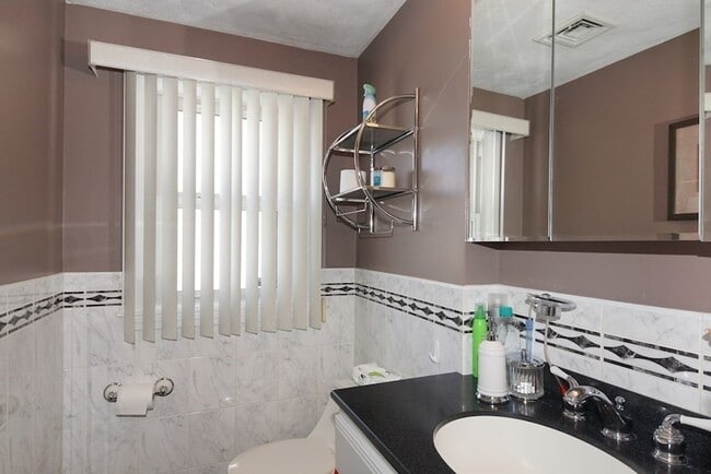 Building Photo - 39 Locust St