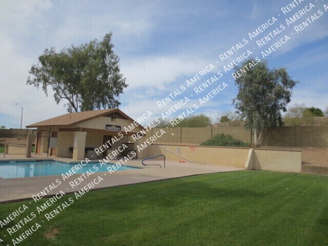 Building Photo - 2834 E Isabella Ave