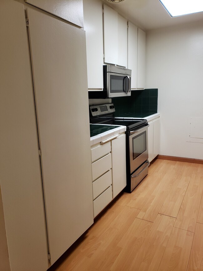 Building Photo - 1127 E Del Mar Blvd