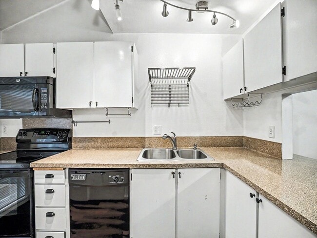 Building Photo - Spacious 2-Story Condo in a Quiet, Well-Located Community!