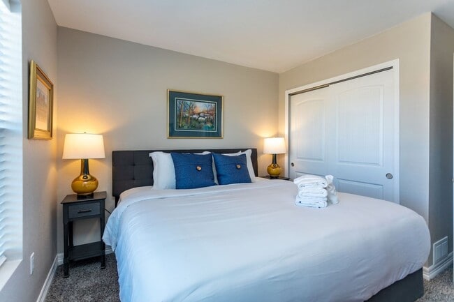 Building Photo - Stylish 3-Bedroom Townhome with Fireplace, Modern Kitchen & Spacious Layout!