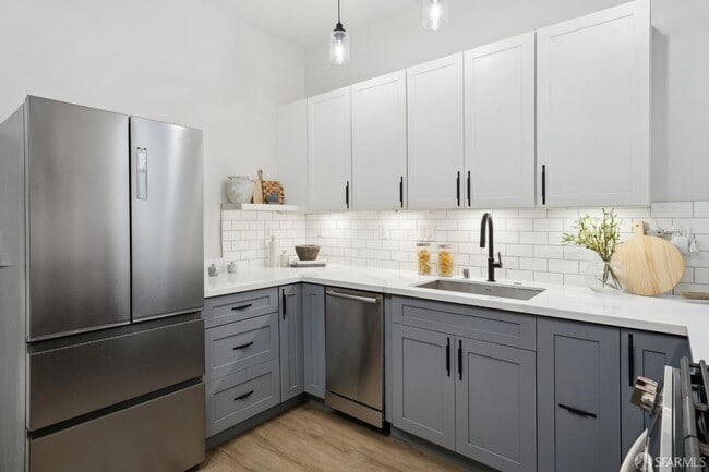 Building Photo - 202 (17-19 Card Aly)