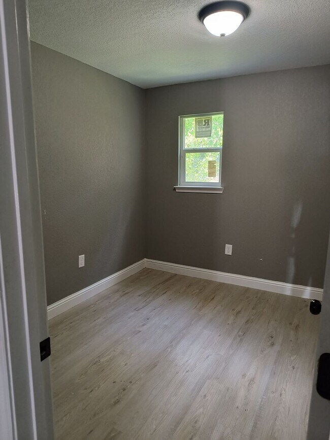 Building Photo - 2 bedroom 1 bath House for rent