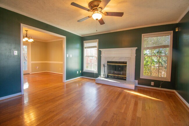 Building Photo - 3 Bedroom 2.5 Bathroom with Bonus Room!