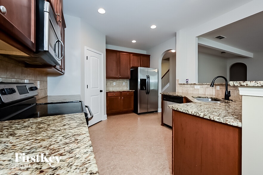 Building Photo - 921 Piedmont Dr