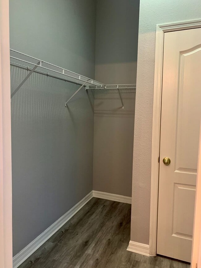 Building Photo - Spacious 2 bedroom/2 bath Condo with 1 car...