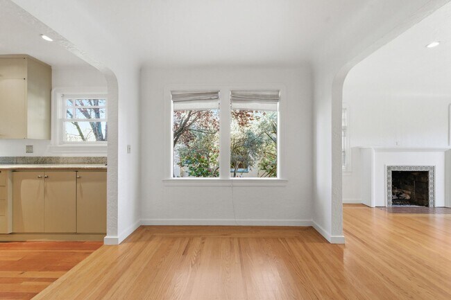 Building Photo - Spacious 2 Bed, 2 Bath Home