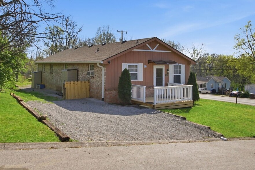 Building Photo - 2741 Jones Ave
