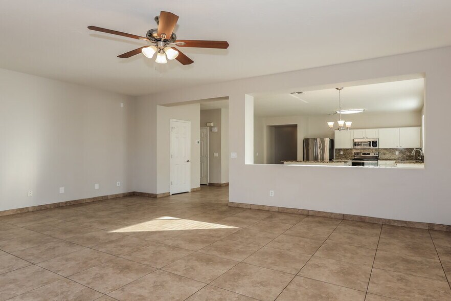 Building Photo - 3014 W Donner Dr