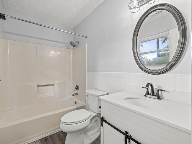 Building Photo - Charming 3 Bedroom Home!