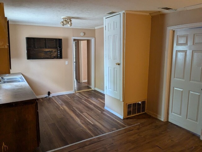Building Photo - 3 Bed 1 Bath with fenced yard, laundry roo...