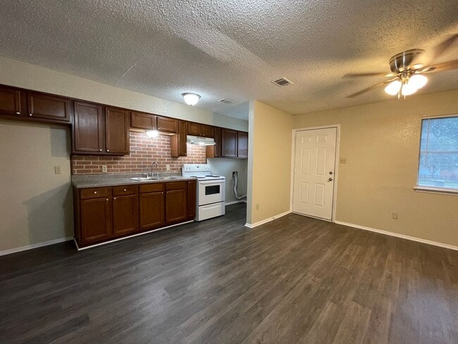 Building Photo - AVAILABLE NOW 2 BEDROOM 1 BATH DUPLEX IN H...