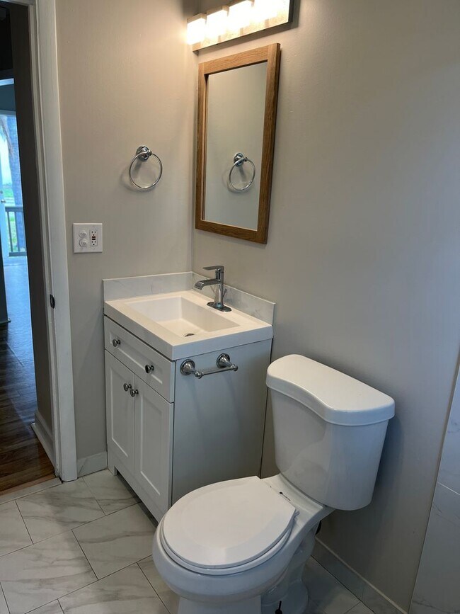 Building Photo - Newly renovated 3/2 for rent!