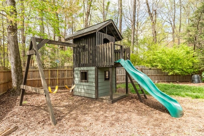 Building Photo - Spacious 5-Bedroom Home with Screened Porch and Office