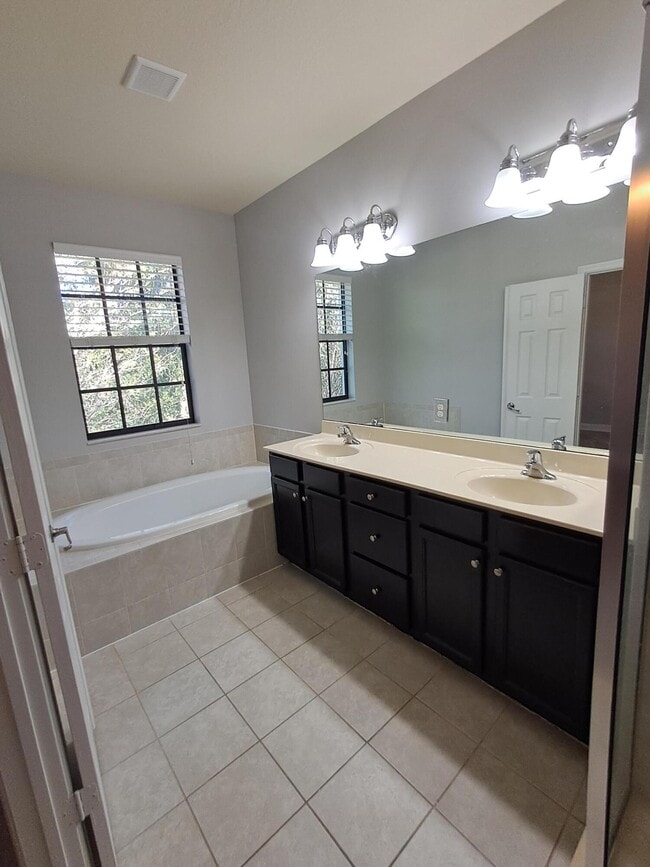 Building Photo - 10312 Wellington Parc Dr