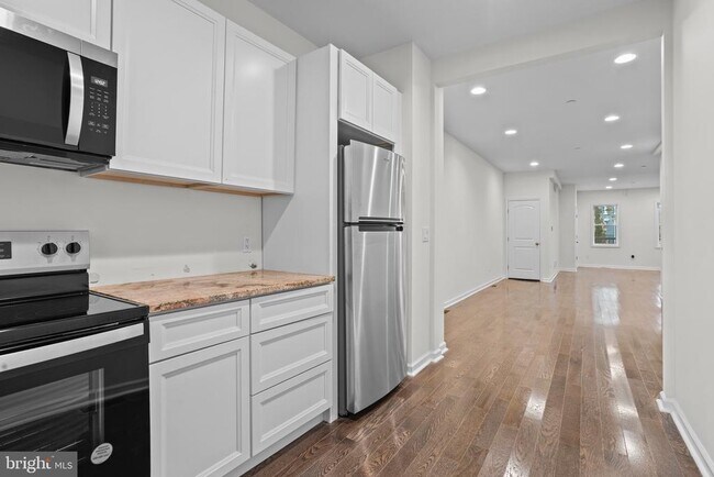 Building Photo - 819 11th Ave