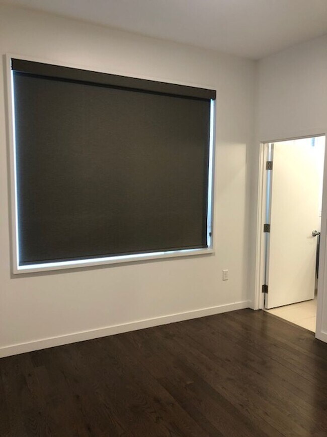 Building Photo - 2 Bedroom Condo in the Confluence!