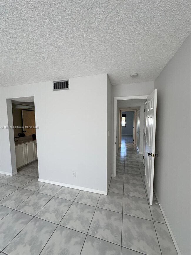 Building Photo - 3111 Pass a Grille Way
