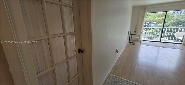 Building Photo - 1650 NE 115th St