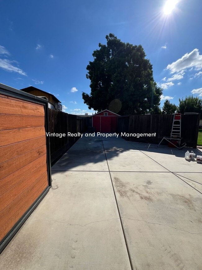 Building Photo - Ready To Go Top Of The Line 4 Bedroom Two Story Home!!!