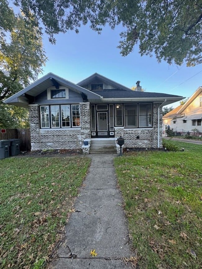 Primary Photo - 1041 E Mulberry St
