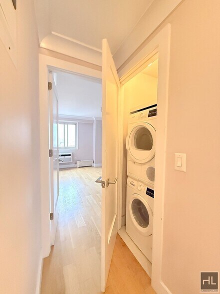 Building Photo - No fee 2 bed 1 bath with balcony - WEST 93 STREET