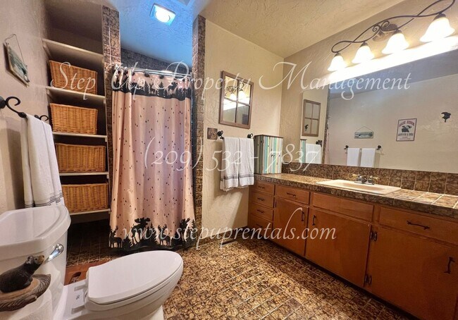 Building Photo - Inviting 3-Bedroom Home in Desirable Twain...
