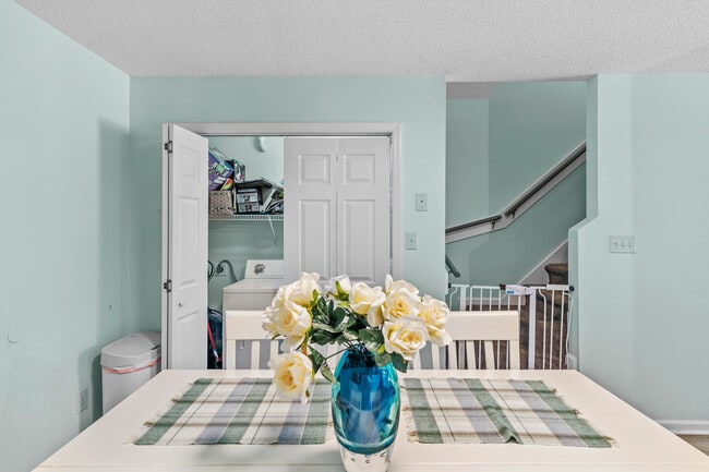 Building Photo - 1075 W Pueblo Dr