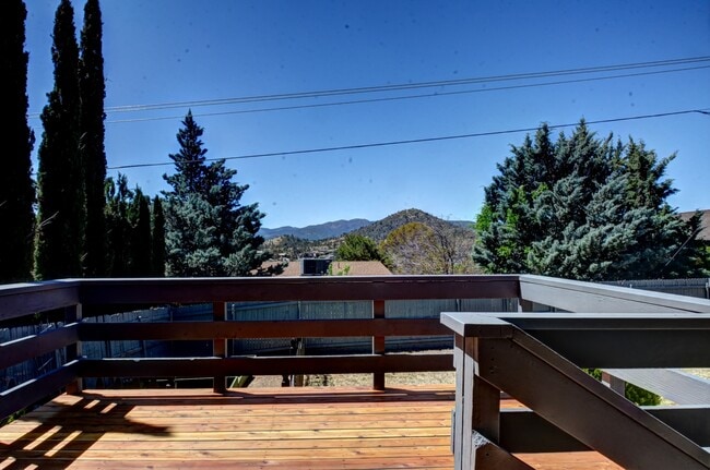 Building Photo - 3 Bedroom, 2 Bath Home in Diamond Valley!