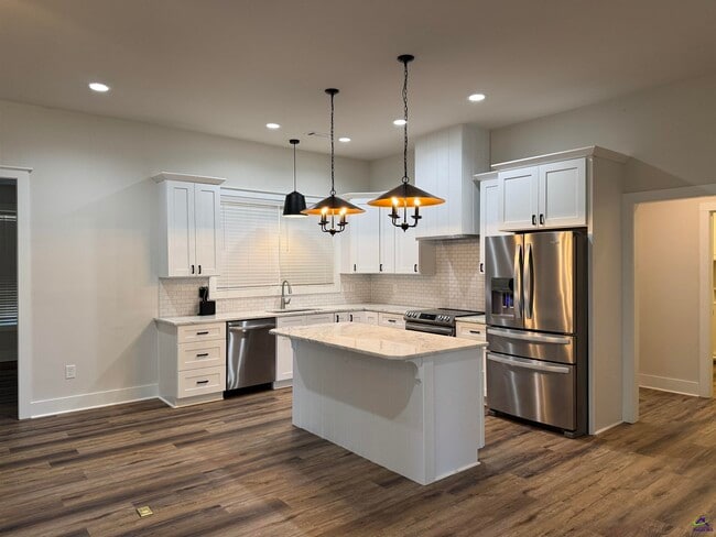 Building Photo - 405 Echo Ln