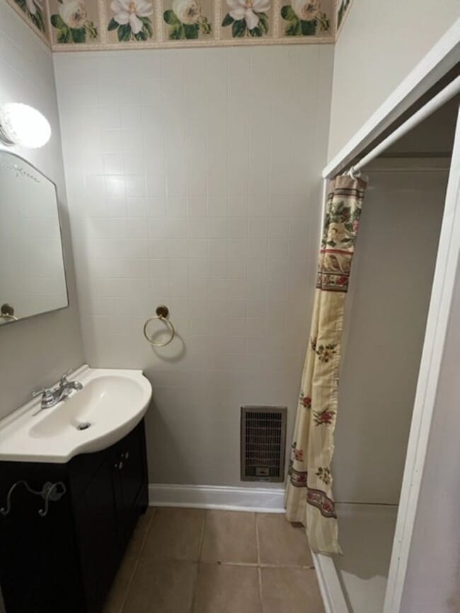 Building Photo - Beautifully rehabbed 4 Bedroom 2 Bath olde...