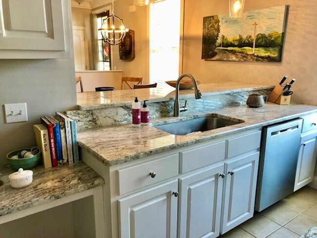 Building Photo - 3 bedroom, 3 Bath in Oxford, small fenced yard.