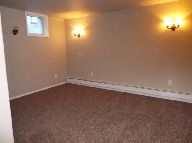 Building Photo - Move in Special! Large Beautiful South Hil...