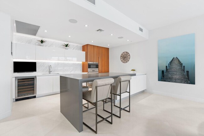 Building Photo - 701 S Fort Lauderdale Beach Blvd