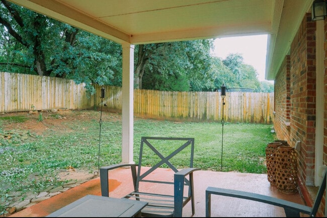 Building Photo - 614 Valencia Dr