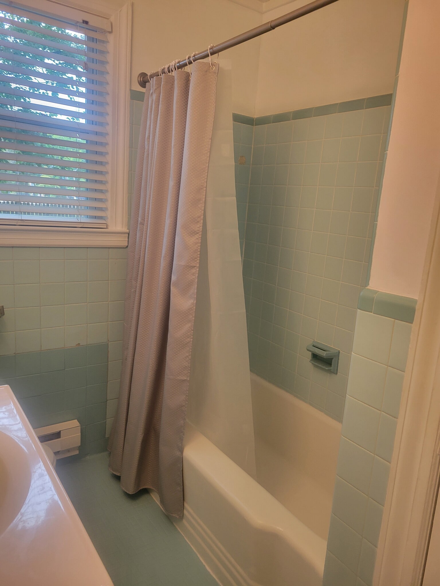 bathroom refinished tub - 1500 Meads Rd
