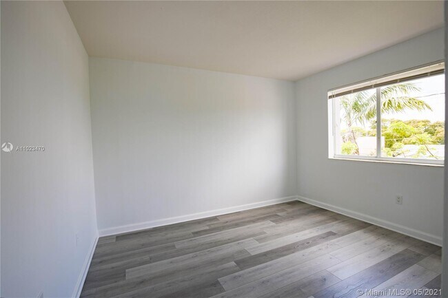 Building Photo - 717 SW 11th Ave