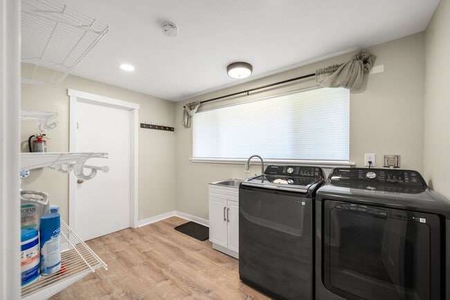 Building Photo - Beautifully updated 3 bed 3 bath Steilacoo...