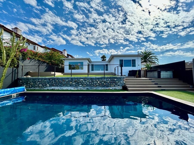Building Photo - Stunning 3 Bedroom with Pool and Views in ...