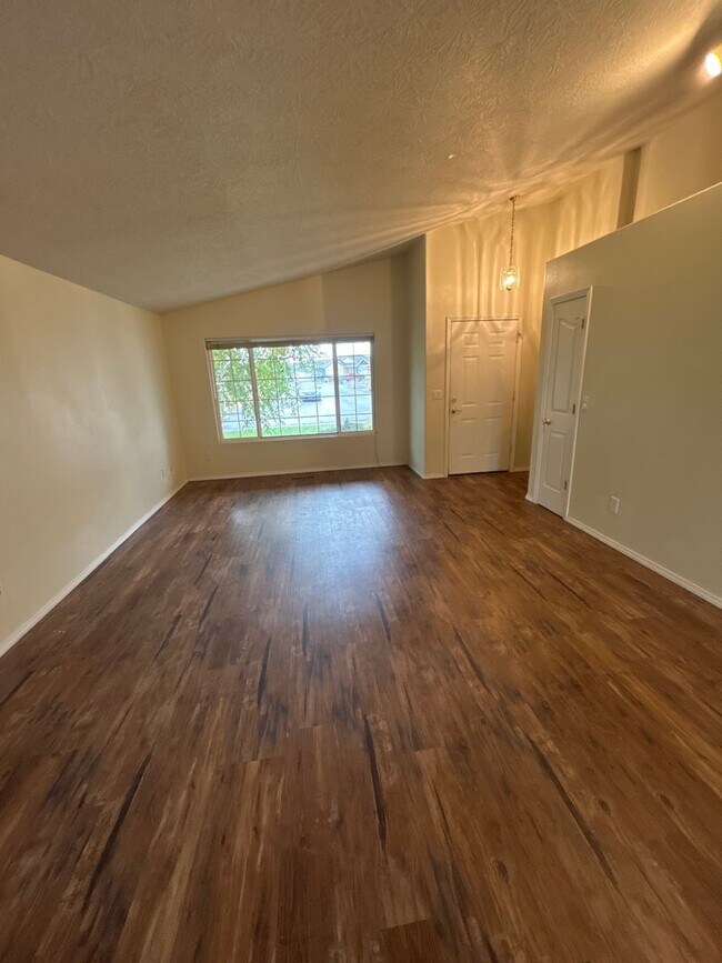 Building Photo - Beautiful 3 Bedroom 2 Bath Single Level Ho...