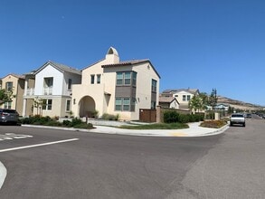 Building Photo - Beautiful Home 4bed/3 bath