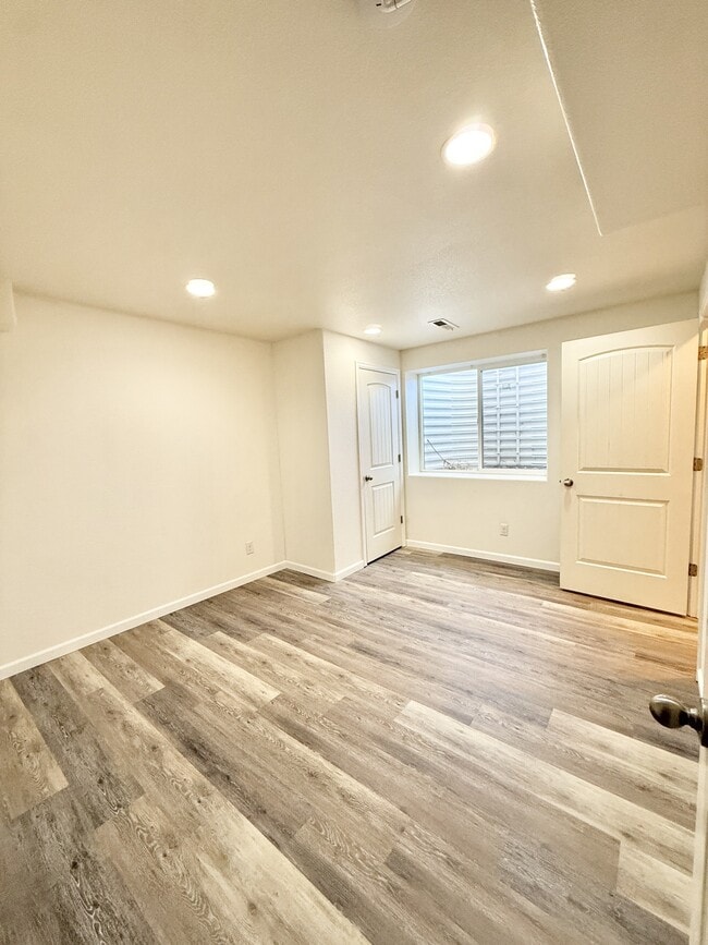 Building Photo - 1952 E 11th St