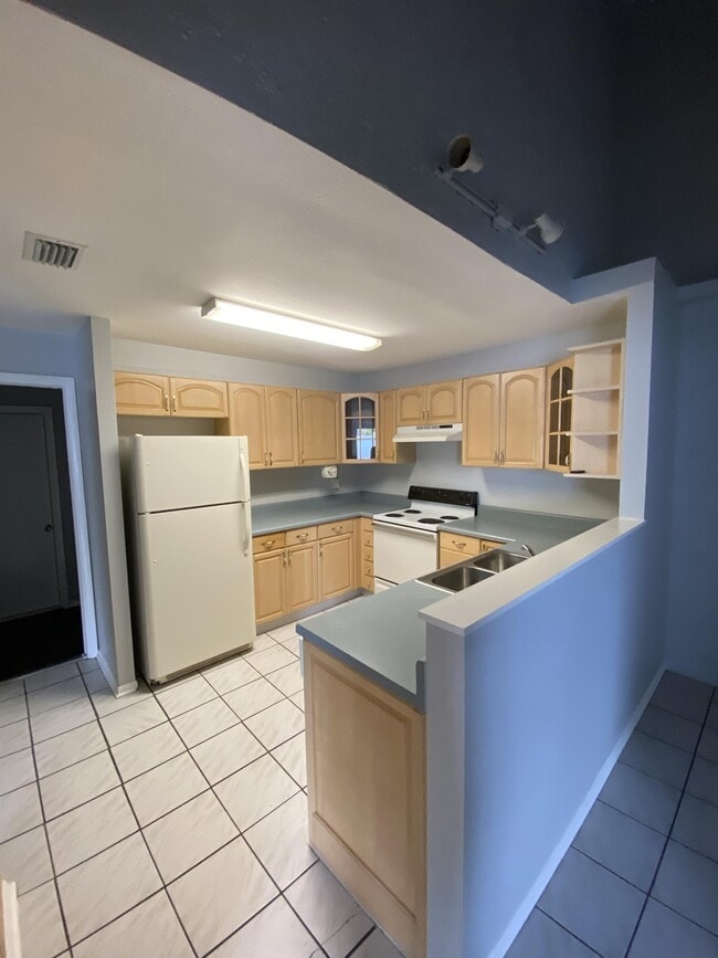 Building Photo - 23117 Dover Dr