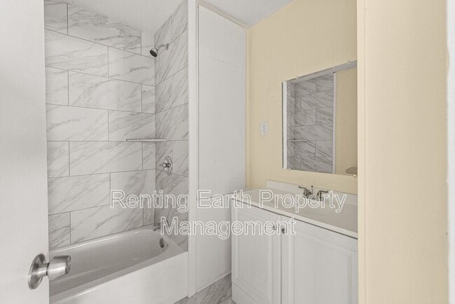 Building Photo - 2419 Circle Dr