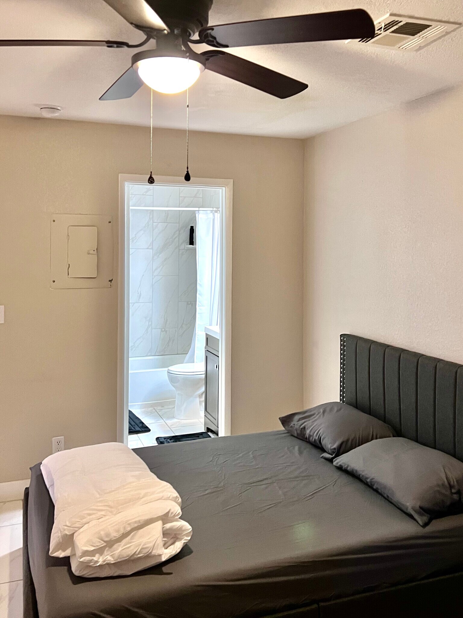 Building Photo - 3602 Gaylord Dr