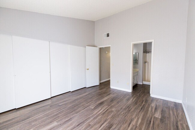 Building Photo - Beautiful 2 bedroom 2 bathroom with privat...