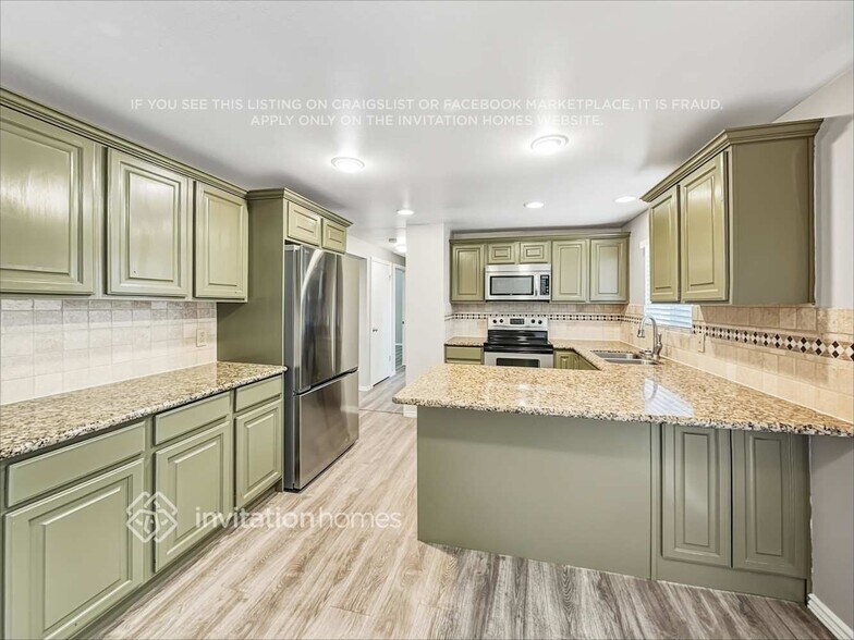 Building Photo - 2611 Castle Oaks Cir